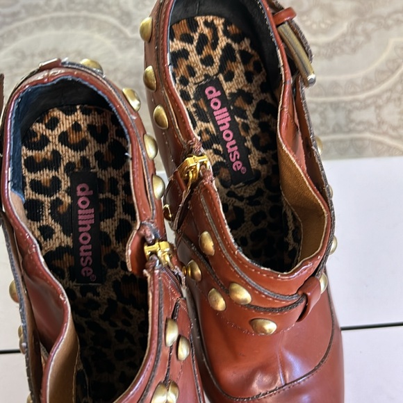 Brown bootie with good detail. 3.5” heel+ 1” platform sole. Size 8 - Picture 6 of 12